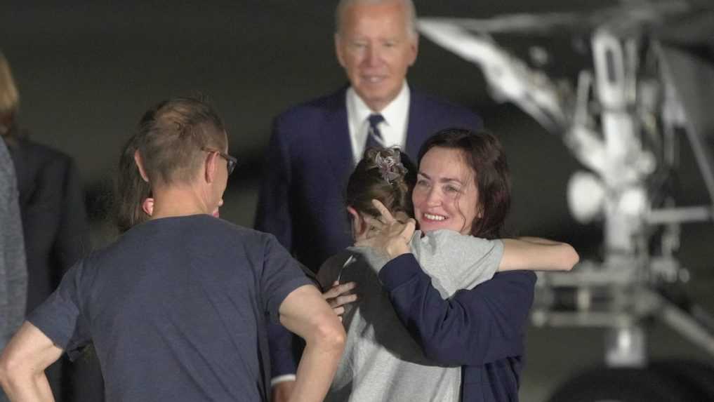 Gershkovich, Whelan a Kurmaševová pristáli v USA: Trojicu na letisku privítal aj prezident Joe Biden