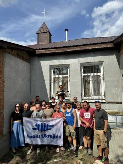 Navštívili sme slovenské humanitárne centrum na Ukrajine: Desať kilometrov od frontu sa strieda smiech so zvukmi vojenských kanónov