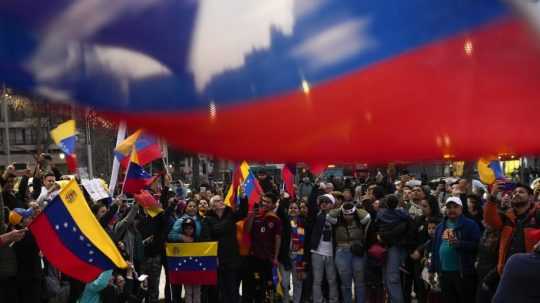 Venezuelčania protestujú proti znovuzvoleniu venezuelského prezidenta Nicolása Madura.