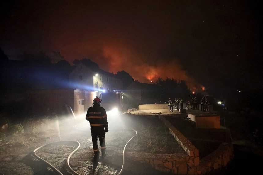 Hasiči bojujú s požiarmi, ktoré už v Chorvátsku pohltili stovky hektárov lesa. Postupne ich dostávajú pod kontrolu