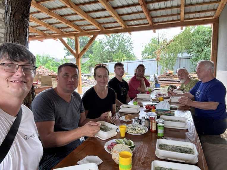 Navštívili sme slovenské humanitárne centrum na Ukrajine: Desať kilometrov od frontu sa strieda smiech so zvukmi vojenských kanónov