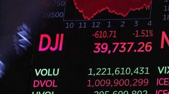 Tabuľa nad obchodnou halou ukazuje záverečné číslo priemyselného indexu Dow Jones na newyorskej burze.