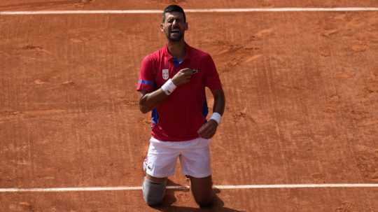 Novak Djokovič sa teší z výhry zlatej olympijskej medaily vo dvojhre.