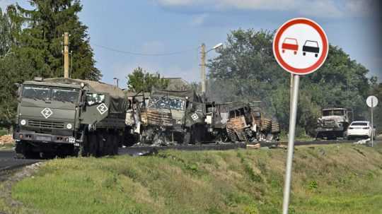 Kolóna nákladných áut ruskej armády poškodená ostreľovaním ukrajinskými ozbrojenými silami.