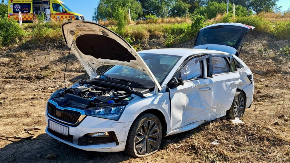 Tragická nehoda v Nitre: Po zrážke s nákladiakom auto skončilo v poli, neprežila spolujazdkyňa (†54)