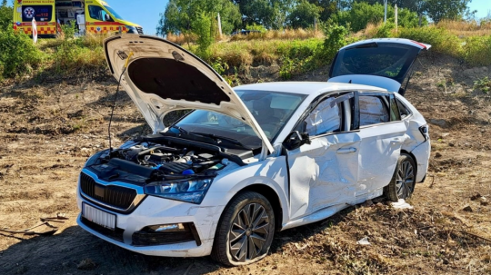 Osobné auto po zrážke s nákladiakom.