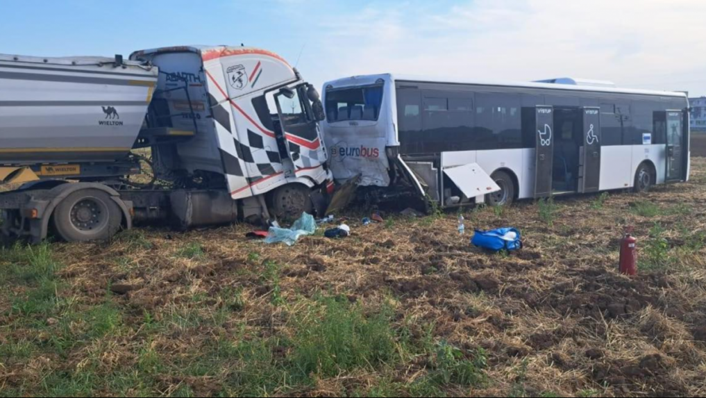 Na východe sa zrazil autobus s kamiónom, hlásia zranených