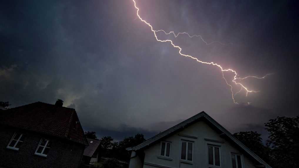 Veľkú časť Slovenska zasiahnu búrky, meteorológovia vydali výstrahy. Východ potrápia aj vysoké teploty