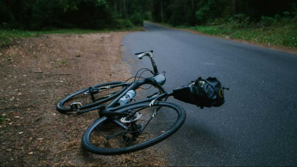 Cyklista (†42) na Kysuciach neprežil náraz do odstaveného auta. Zraneniam na mieste podľahol