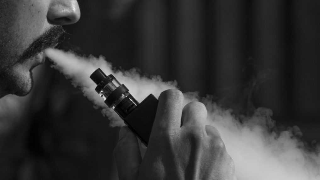 Česko chce zakázať e-cigarety s ovocnými príchuťami. Lákajú totiž mladých. Odborníci sú skeptickí