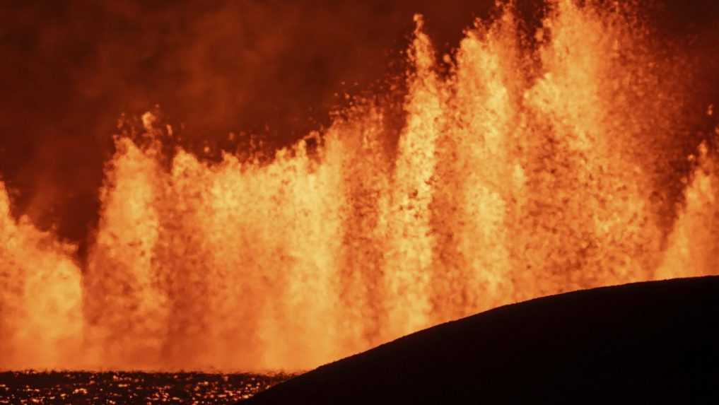 VIDEO: Na Islande znova zaznamenali sopečnú erupciu, z trhlín sa chrlila láva