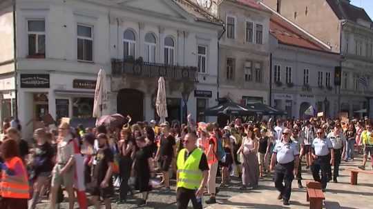 Ľudia pochodujú mestom v rámci Pride Košice.