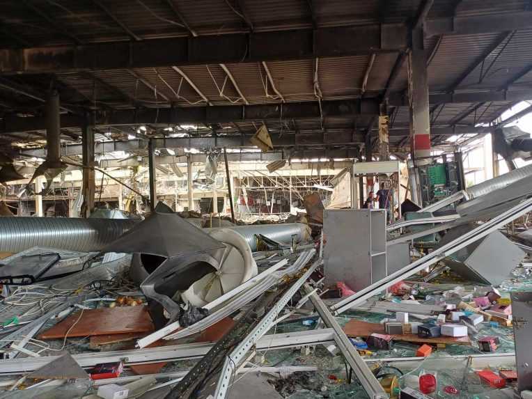 Na sn&iacute;mke zničen&yacute; obchodn&yacute; dom v Konstantinovke.