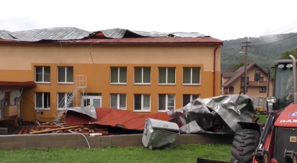 Intenzívne búrky bičovali východ Slovenska. Silný vietor vyvracal stromy a strhával strechy