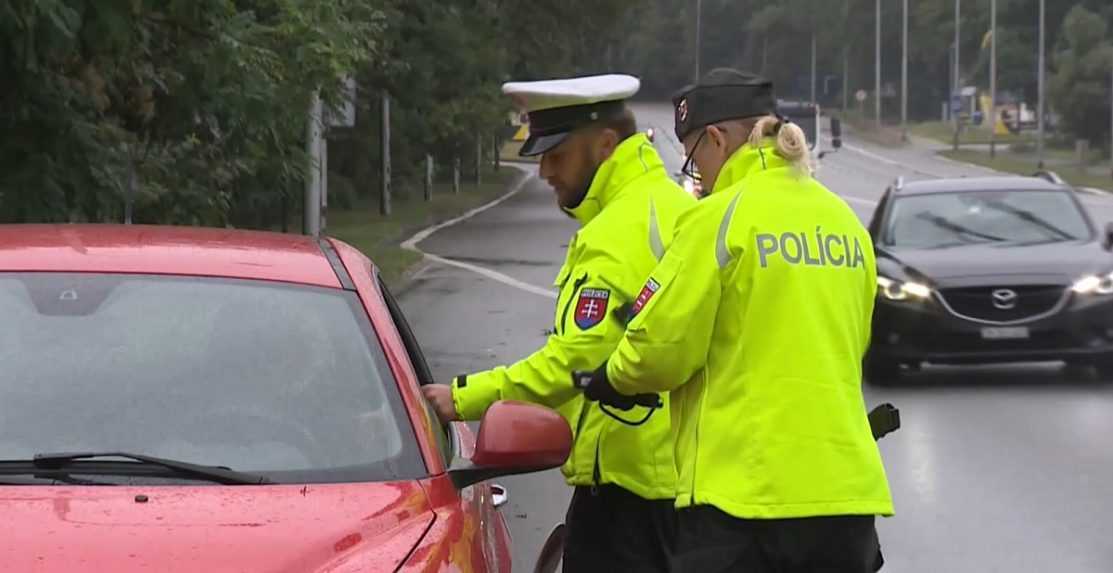 Pri domovej prehliadke policajta našli takmer 55-tisíc eur v hotovosti, obvinili ho z korupcie