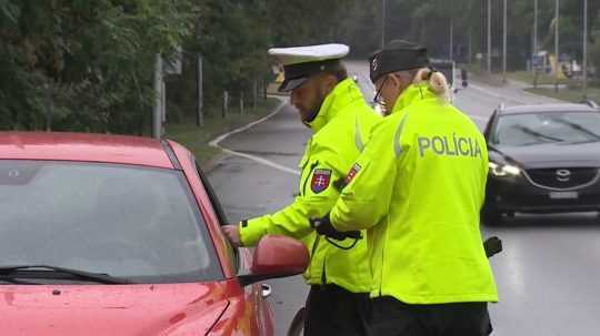 policajti kontrolujú vodiča