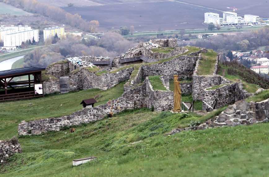 Na Pustom hrade vrcholí najväčší archeologický výskum na Slovensku. Našli aj falošné mince zo začiatku 14. storočia