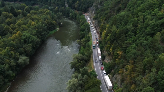 Dopravná situácia na ceste pod Strečnom.