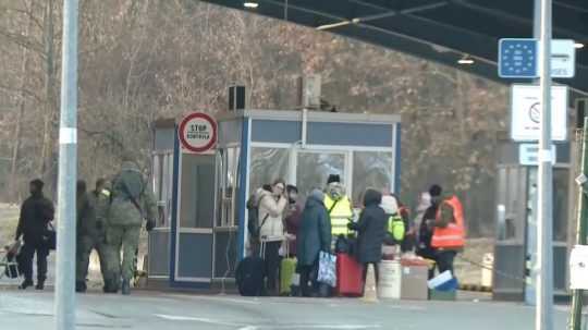 Na archívnej snímke ukrajinskí utečenci na slovenskej hranici.