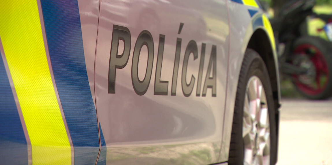 Na snímke je policajné auto.