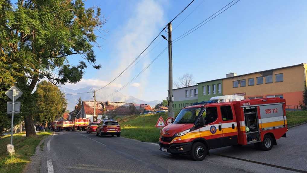 Vo Veľkom Slavkove horeli tri rodinné domy, rodina s deťmi prišla o strechu nad hlavou
