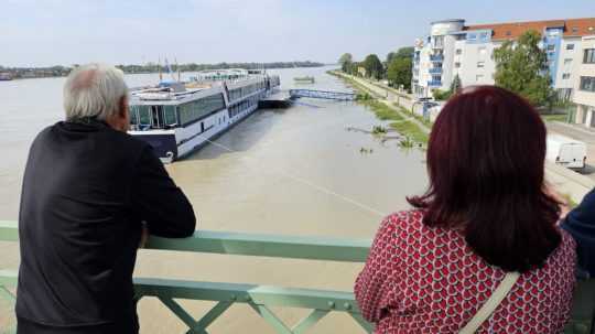 Stav hladiny rieky Dunaj pri Alžbetinom moste v Komárne.