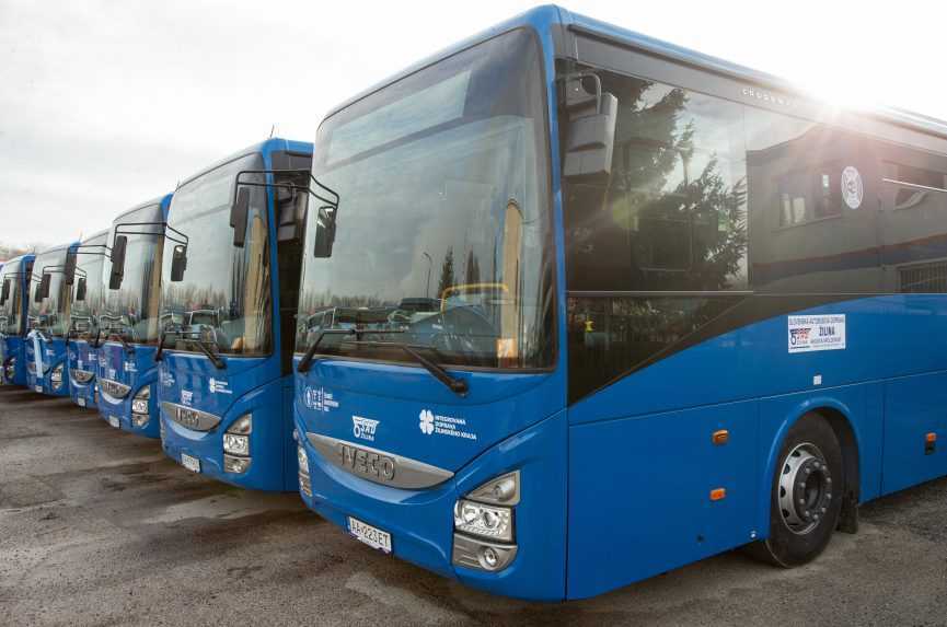 V Čadci zaplavilo depo s autobusmi, musia ich skontrolovať. Cestujúcich vozia záložné vozidlá