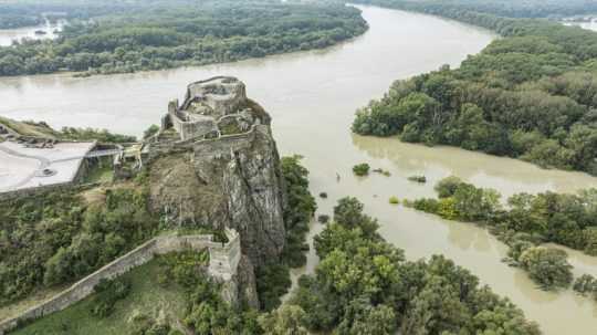 Hrad Devín a rozvodnený prítok Moravy do Dunaja v Bratislave.