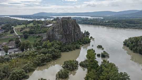 Na snímke z dronu hrad Devín, vľavo rozvodnený prítok rieky Moravy a vpravo Dunaj.