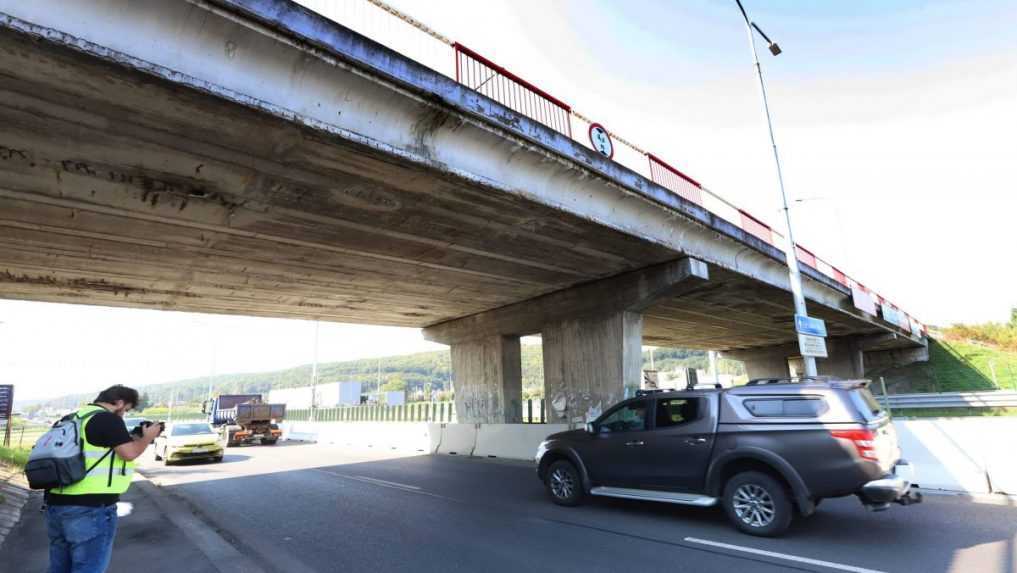 Za poškodenie mosta v Banskej Bystrici vraj mohla vojenská technika či prevoz zbraní NATO. Hoax šíril aj M. Kotleba