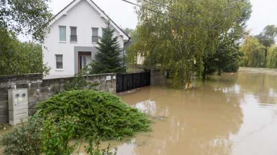 Zatopené domy v Devínskej Novej Vsi.