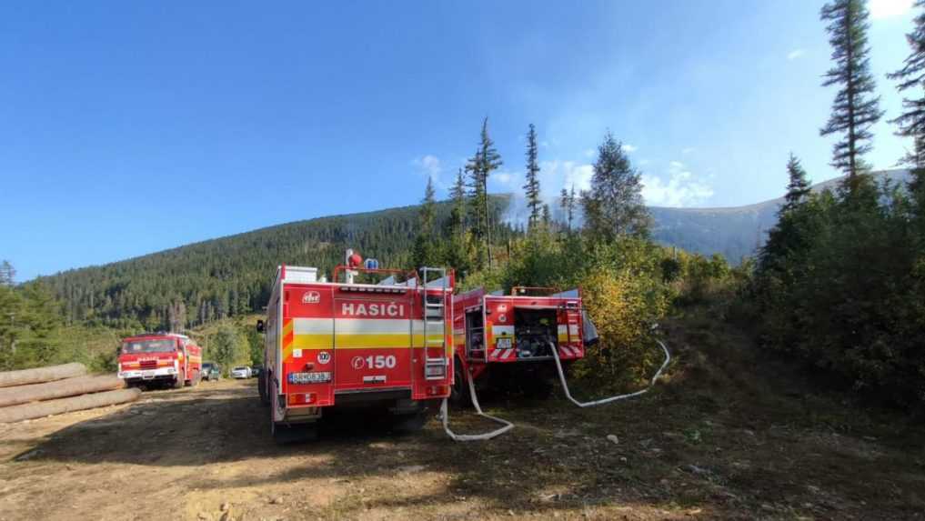 Požiar lesa nad obcou Pohorelá v Nízkych Tatrách sa hasičom podarilo zlikvidovať