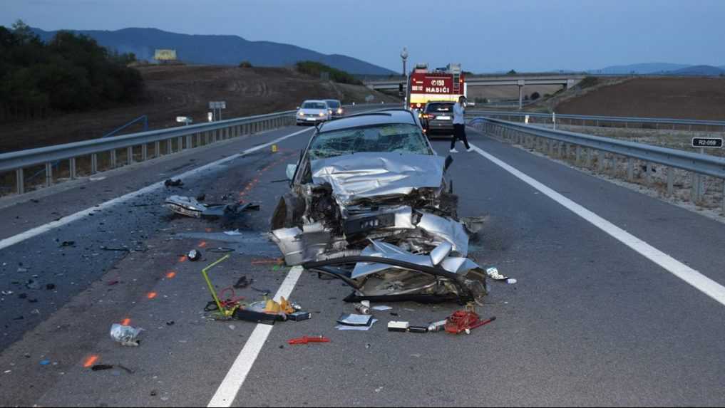 Tragická nehoda na R2: Nedovolené predbiehanie a zrážka s kamiónmi si vyžiadala život vodiča osobného auta