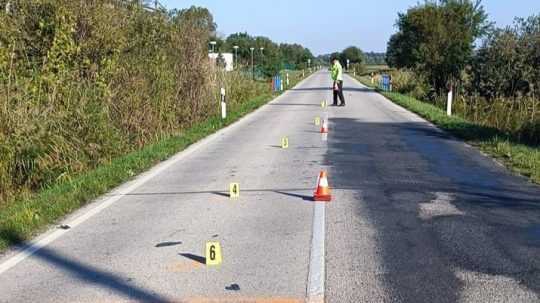 Snímka z miesta nehody, policajt označuje dôkazy.