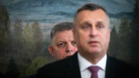 Vzadu premiér Robert Fico, pred ním predseda SNS Andrej Danko.