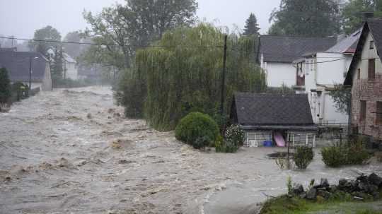 V sliezskom kúpeľnom meste Jeseník začali v dôsledku povodní padať prvé domy.