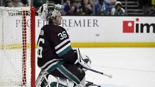 rankár Anaheim Ducks John Gibson po tom, čo Minnesota Wild skórovala.