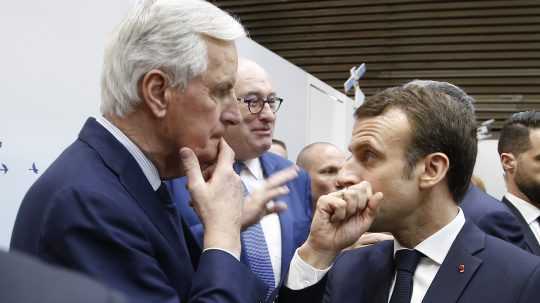 Na snímke Michel Barnier (vľavo) a Emanuel Macron (vpravo).