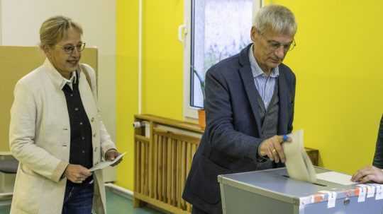 Hans-Christoph Berndt, kandidát AfD v krajinských voľbách v Brandenbursku a jeho manželka počas krajinských volieb.