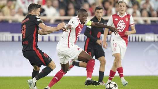 Denis Zakaria (AS Monaco) a Robert Lewandowski (FC Barcelona) bojujú o loptu.