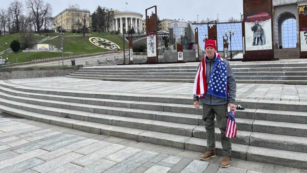 Muža, ktorý so zbraňou sledoval Donalda Trumpa, obvinili z pokusu o atentát