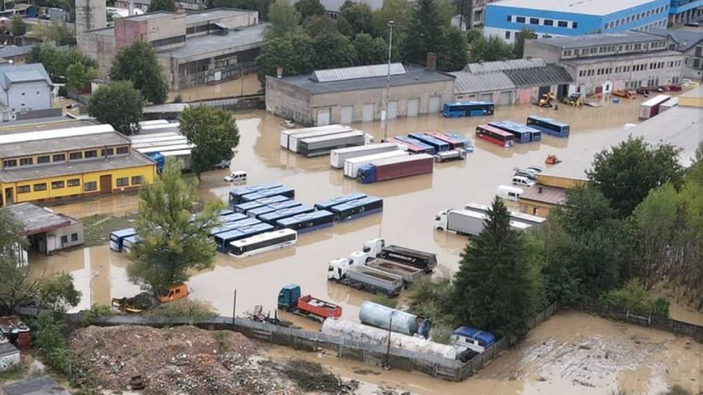 Na sn&iacute;mke zatopen&eacute; gar&aacute;že SAD v Čadci.