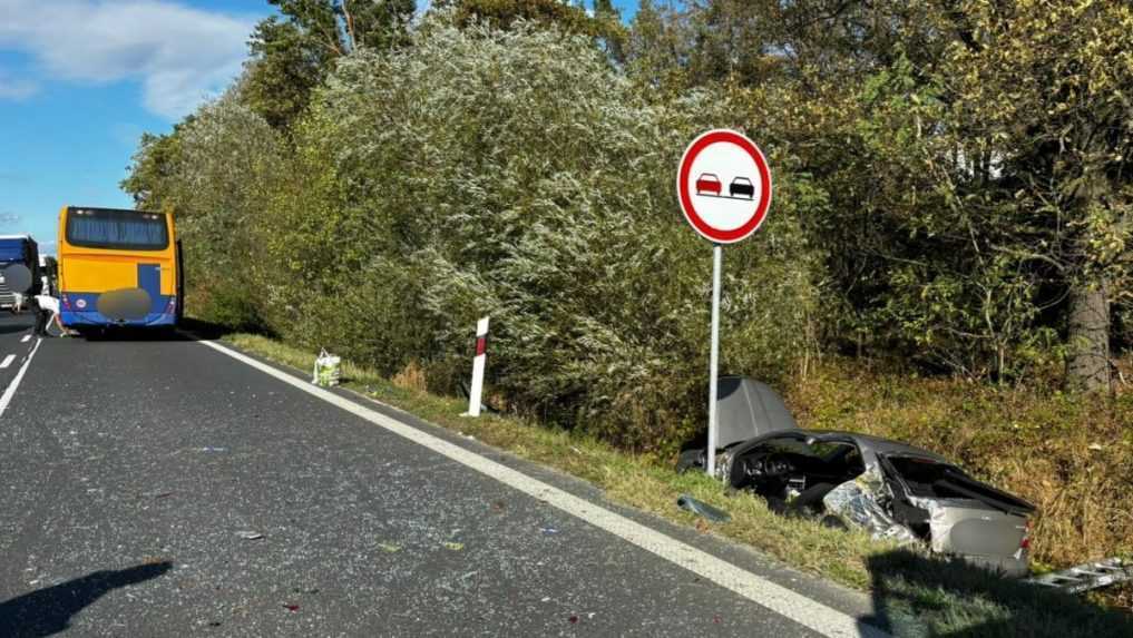 Zrážka autobusu a auta pri Kútoch: Hlásia zranených, na mieste zasahoval vrtuľník