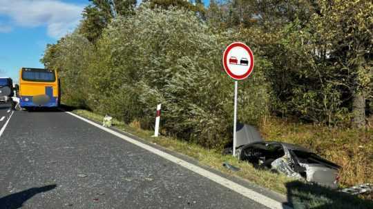 auto v jarku po zrážke s autobusom