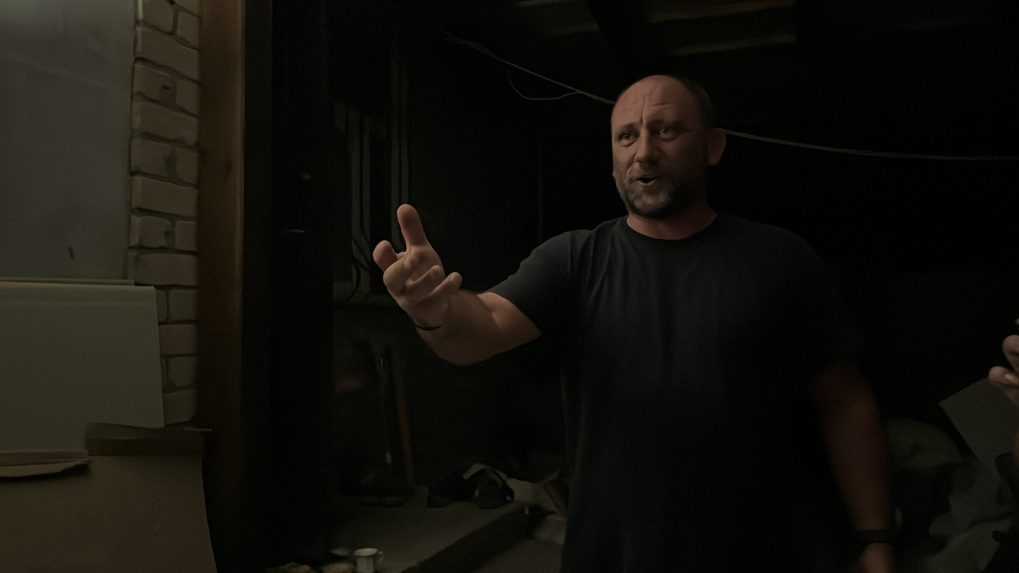 Na sn&iacute;mke je far&aacute;r Julian.