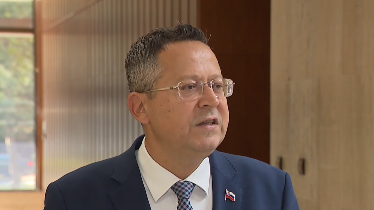 Mimoriadny finančn&yacute; v&yacute;bor neotvorili. Minister L. Kamenick&yacute; nepri&scaron;iel, ch&yacute;bali aj ďal&scaron;&iacute; koaličn&iacute; členovia