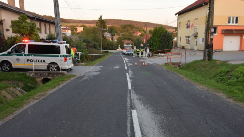 Zrážku s autom v Nováčanoch neprežilo dieťa na bicykli. Zrejme nerešpektovalo dopravné značenie