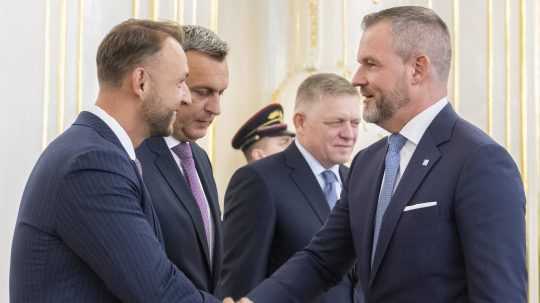 Na snímke Peter Pellegrini víta koaličných politikov.