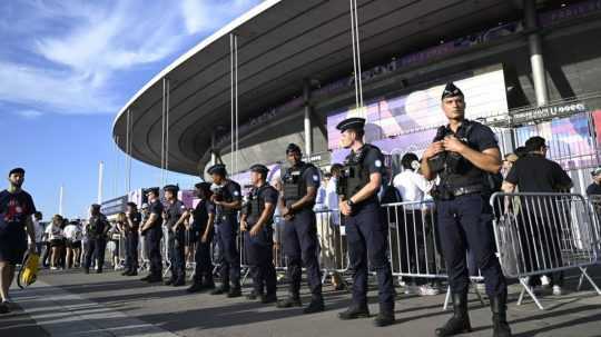 Francúzski policajti počas olympijských hier v Paríži.