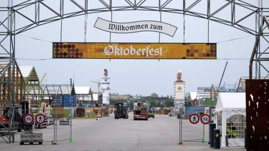 Robotníci stavajú pivné stany pre pivný festival Oktoberfest.